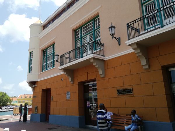 Edificio principal de Maduro & Curiel's Bank en Willemstad